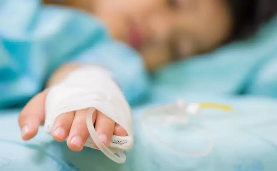 bebé internado con suero