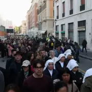 Último día para despedirse del papa Francisco: Roma se blinda para su funeral mientras los fieles abarrotan la plaza de San Pedro