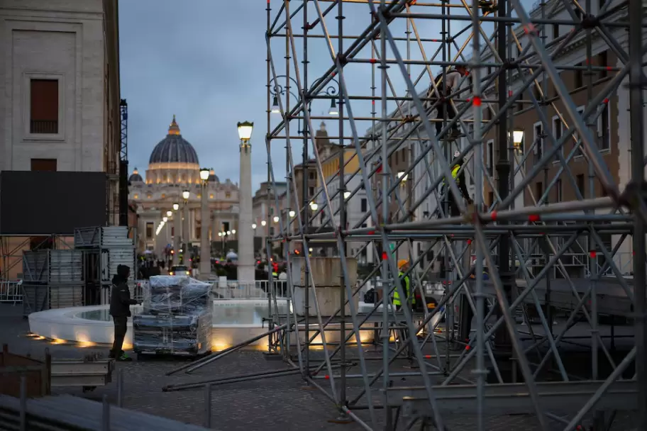 Via della Conciliazione prepara las pantallas gigantes donde se retransmitirá el funeral de Francisco. (REUTERS/Hannah McKay)
