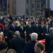 Leandro Paredes, Paulo Dybala y otros futbolistas argentinos despidieron al Papa Francisco en el Vaticano