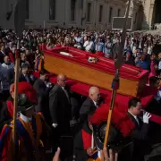 El cortejo fúnebre del papa Francisco recorrerá un trayecto de 6 km este sábado e irá en un coche abierto para poder ver el féretro