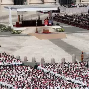 El mensaje del cardenal en la homilía por Francisco: “Fue un papa de la gente, con el corazón abierto a todos”