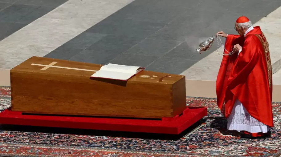 El cardenal le dedicó una conmovedora despedida a Francisco. (Foto: Reuters)
El cardenal le dedicó una conmovedora despedida a Francisco. (Foto: Re