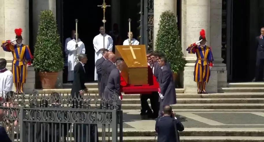 Luego de un multitudinario funeral, el papa Francisco ya descansa en la basílica de Santa María la Mayor