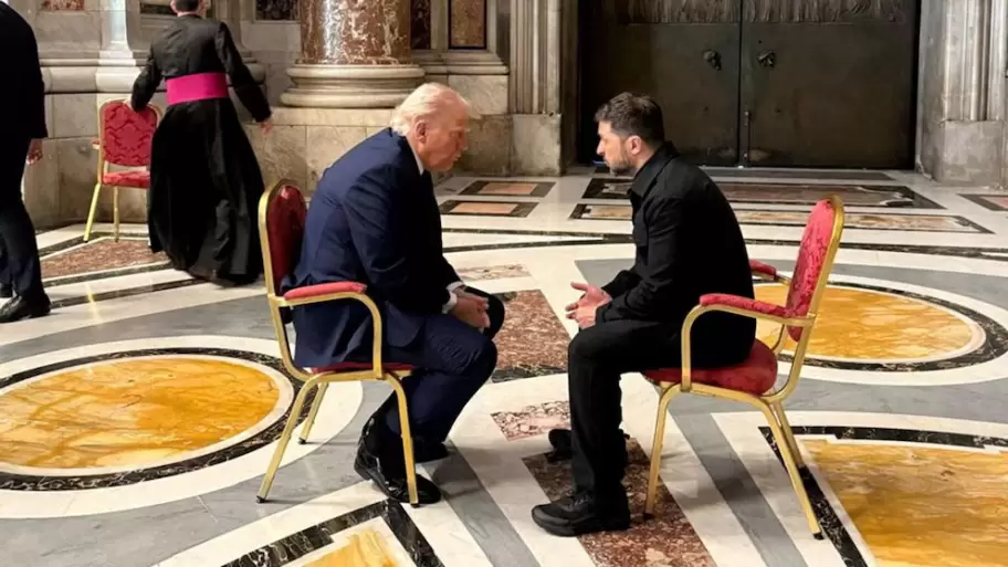 Donald Trump y Volodimir Zelensky se reunieron antes del funeral del papa Francisco (Ukrainian Presidential Press Service/Handout via REUTERS)