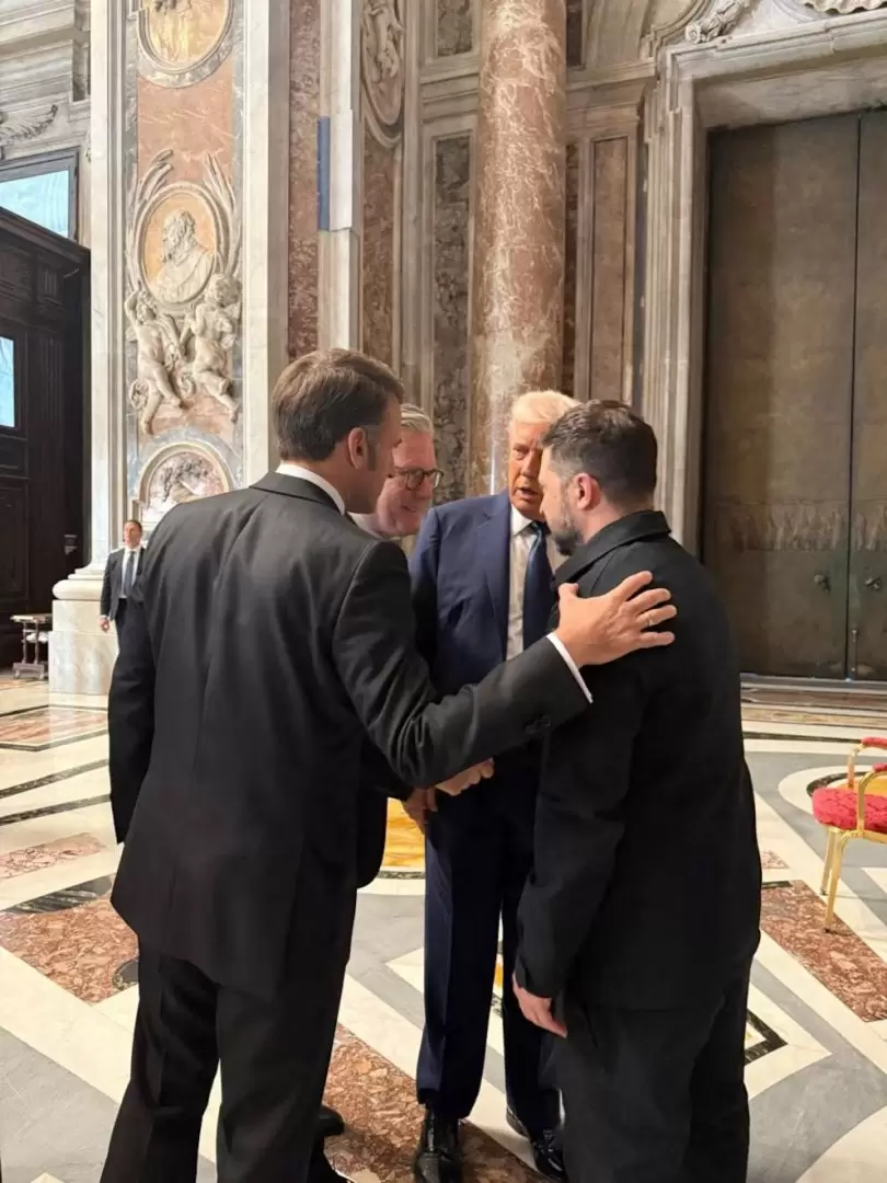 Los presidentes Trump, Zelensky y Macron , y el primer ministro brit�nico, Starmer, antes del funeral del papa Francisco