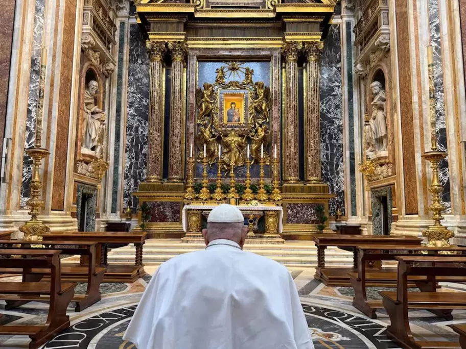 Esta foto tomada y difundida el 12 de abril de 2025 por el servicio de prensa del Vaticano