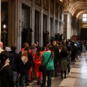Miles de personas hacen fila para visitar la tumba del papa Francisco en la basílica Santa María la Mayor