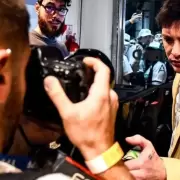 Nueva polémica de Santiago Caputo: el gesto intimidante que tuvo con un fotógrafo