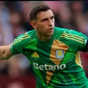 Alarma en la Selección Argentina: Emiliano “Dibu” Martínez sintió molestias y no jugó en Aston Villa