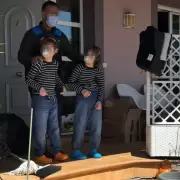 Niños vivían aislados con pañales y barbijos: detuvieron a sus padres