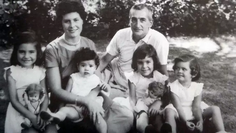 H�ctor Germ�n Oesterheld y sus cuatro hijas Diana, Beatriz, Estela y Marina fueron aniquilados por la dictadura