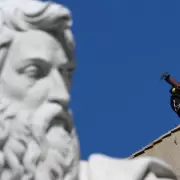 C�nclave: empezaron a instalar la chimenea en la Capilla Sixtina