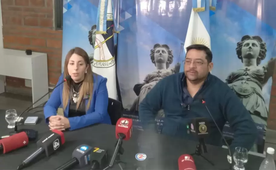 Fiscal Regional Dr. Gonzalo Puig y Fiscal Especializada en Violencia de Género, Dra. M. Emilia Curten Haquim en
conferencia de prensa
