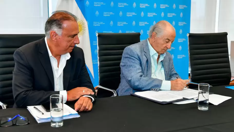 Armando Cavalieri y su adjunto, Carlos P�rez, en la firma de las paritarias de Comercio