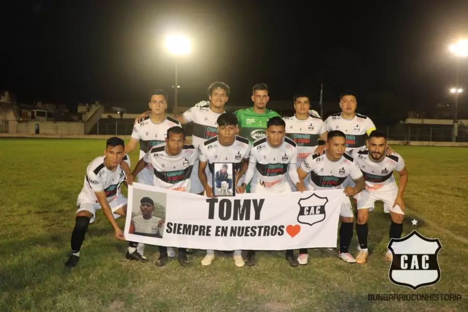 Homenaje de la primera de cuyaya al ugador fallecido