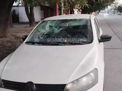 auto agredido en almirante brown