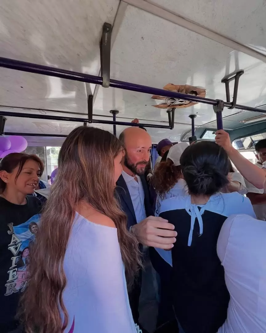 Kevin Ballesty en el colectivo de Milei
