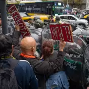 Marcha de los jubilados en el Congreso: la Policía activó el protocolo antipiquetes y hubo incidentes
