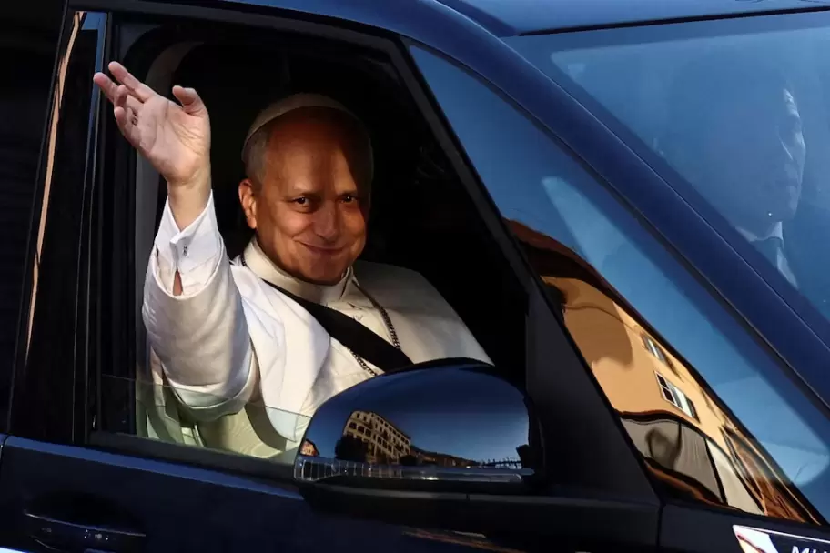 El papa Le�n XIV salud� a fieles a su llegada a la Bas�lica de Santa Mar�a la Mayor en Roma, Italia, este 10 de mayo de 2025 (REUTERS/Yara Nardi)