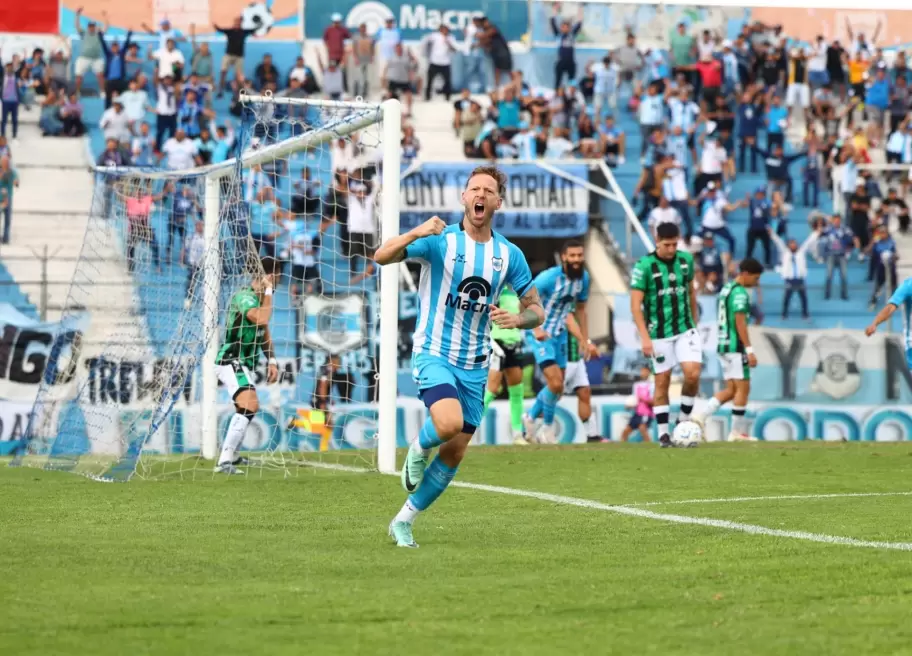 Men�ndez celebra su primer gol