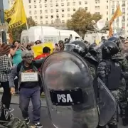 Incidentes entre jubilados y policías en una nueva marcha en el Congreso