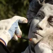 Restauran el monumento a Lola Mora en la plazoleta de Av. Fascio y Salta