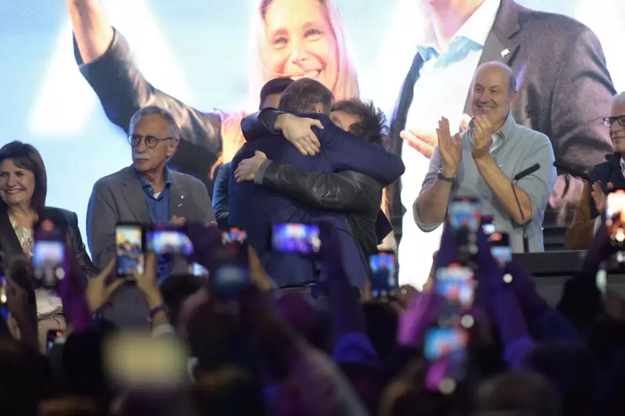 El abrazo entre Manuel Adorni y Javier Milei (Foto: Gustavo Gavotti)