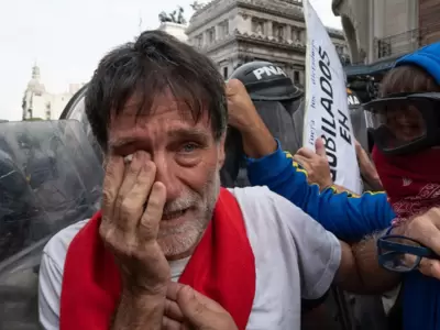 El padre Paco fue gaseado en una marcha de los jubilados en el Congreso