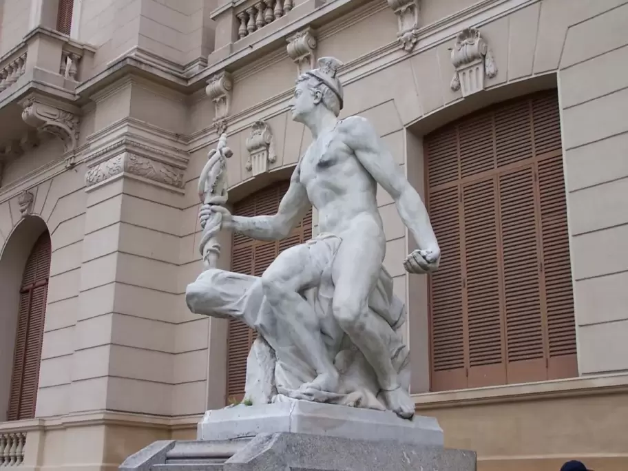 escultura Lola Mora