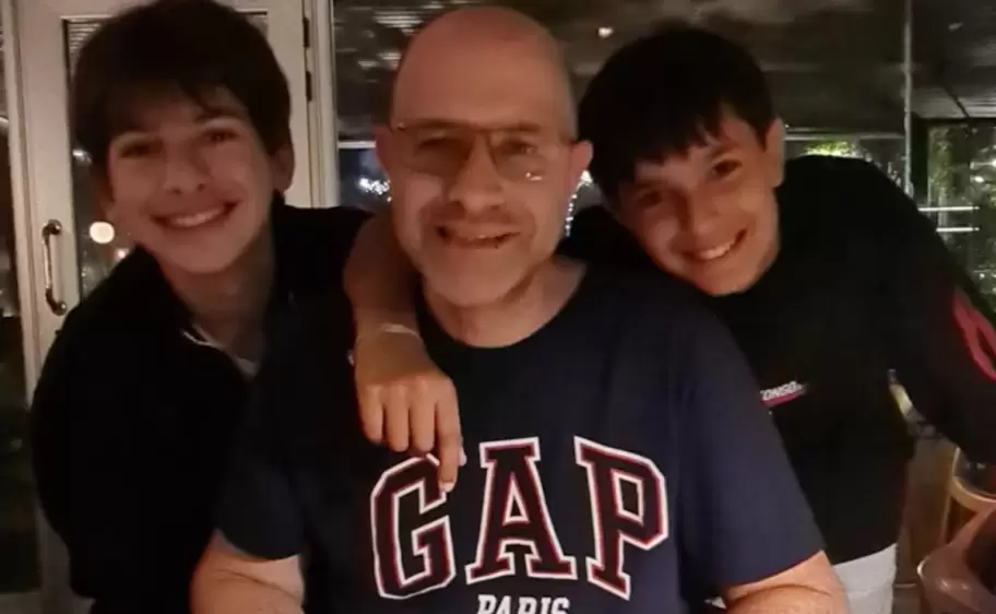 Bernardo Adri�n Seltzer, junto a sus dos hijos
