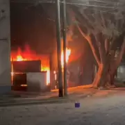 Voraz incendio y susto en barrio San Pedrito: el fuego consumió un garaje
