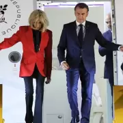 Difundieron un video en el que Macron fue golpeado por su esposa: las contradicciones del gobierno francés