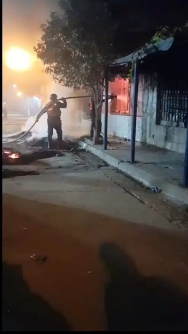 bomberos extinguen el fuego en la casa de uno de los acusados