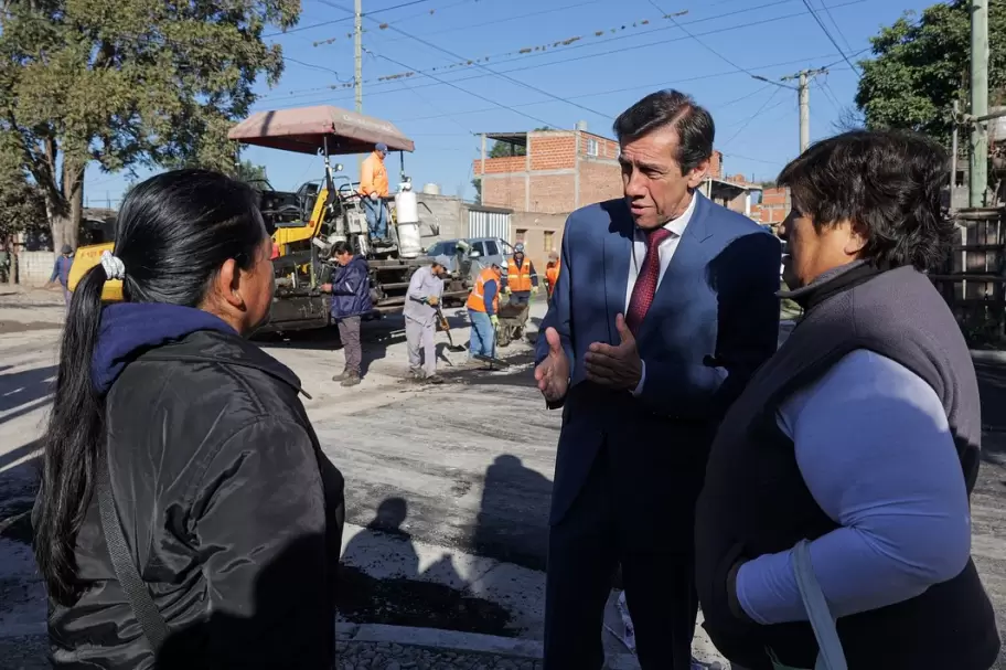 Sadir recorrió obra de pavimentación en Alto Comedero