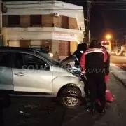 Fuerte choque entre un colectivo y un autom�vil en barrio Gorriti