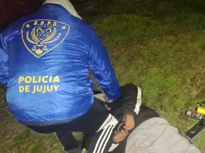 Detuvieron a un hombre en barrio Gorriti tras robar pertenencias del interior de un auto