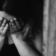 Le dio un ataque de celos, golpeó a su pareja y lo detuvieron