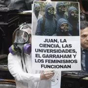 Diputado se disfrazó de "El Eternauta" para defender al Hospital Garrahan y las universidades