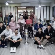 El gesto de Platense con la abuela de 98 años que se enteró del título por el diario que le llevó su nieto