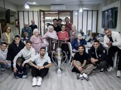 abuela con el plantel de platense
