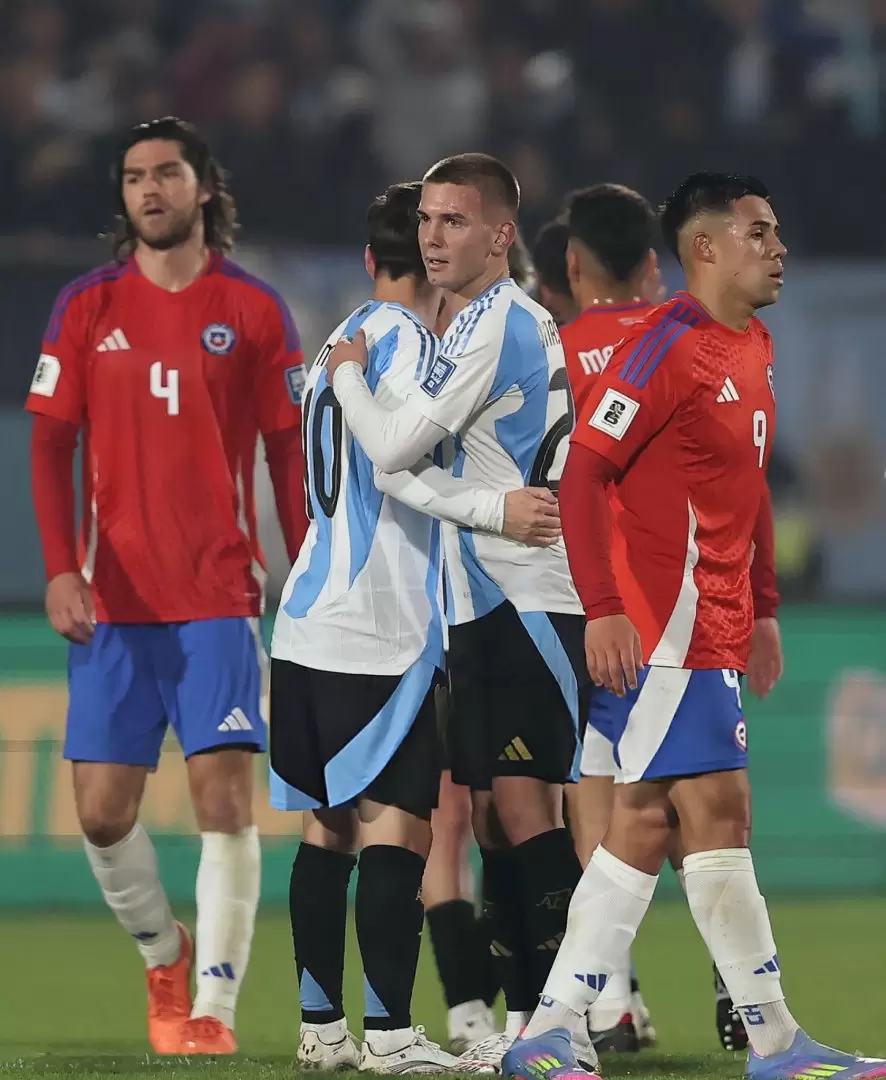 Franco Mastantuono abraza a Lionel Messi