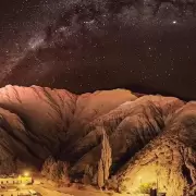 Extraña luz en el cielo de Purmamarca: Alfa Bidondo sostiene que "no fue un satélite, era algo muy grande"