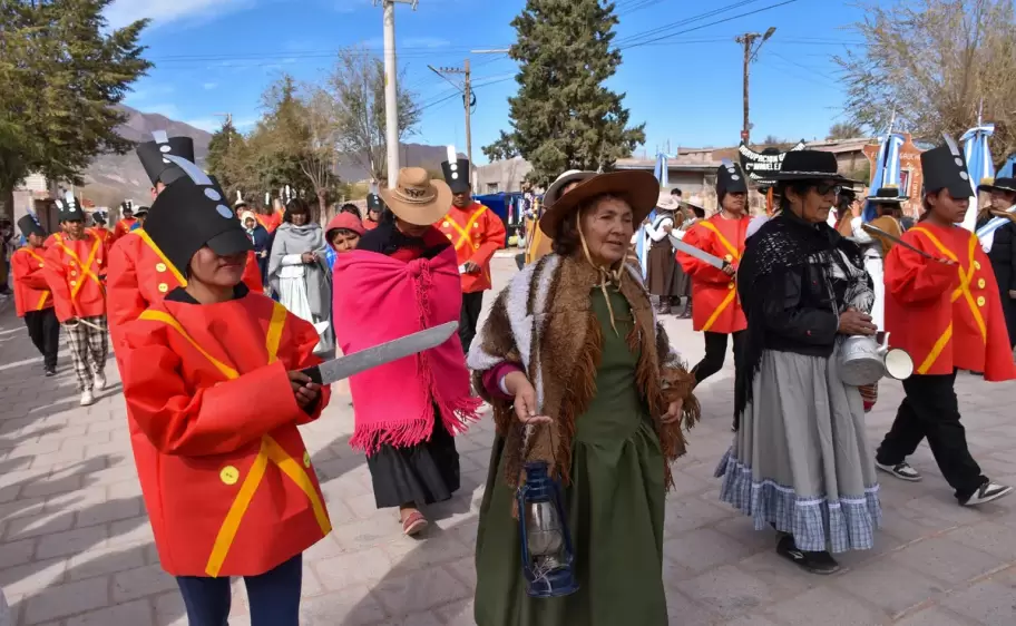 desfile día de la mujer jujeña de la independencia