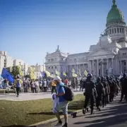 Sindicatos, organizaciones sociales, docentes y jubilados se movilizan al Congreso tras la condena de CFK