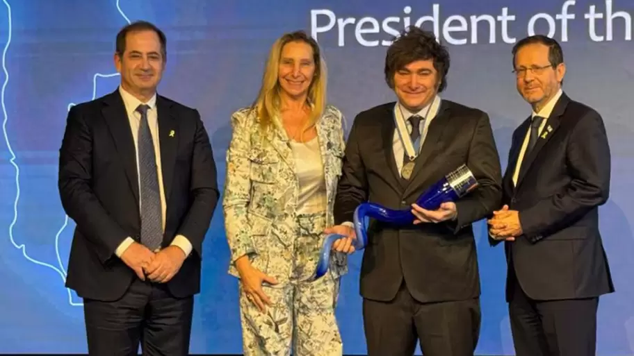 Stan Polovets, co fundador the Genesis Prize, Karina Milei, Javier Milei, e Isaac Herzog, presidente de Israel