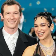 Dua Lipa confirm� su compromiso con el actor Callum Turner
