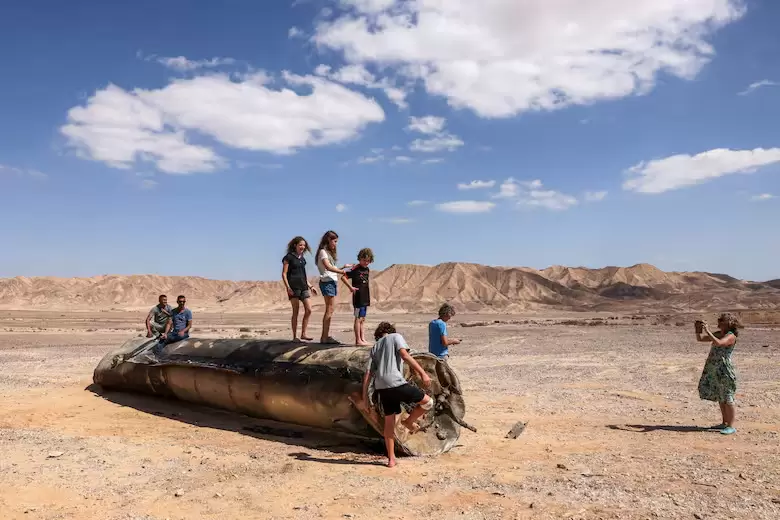 Los restos de un misil iraní en el desierto de Israel
