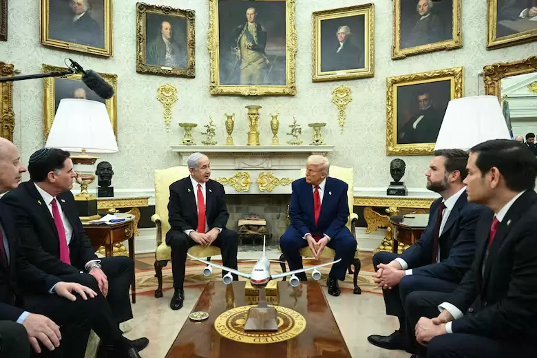 Donald Trump con el primer ministro israelí, Benjamin Netanyahu, en un recargado Salón Oval
SAUL LOEB - AFP