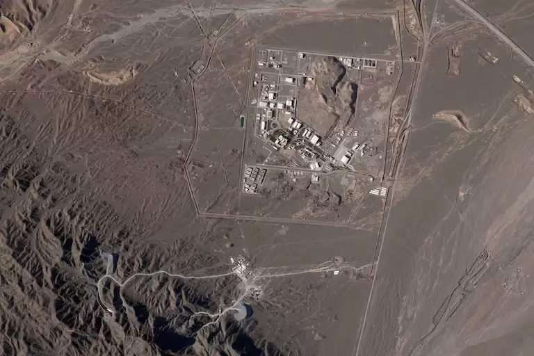 Esta imagen satelital de Planet Labs PBC muestra las instalaciones nucleares de Natanz, cerca de Natanz, Irán, el 14 de abril de 2023
